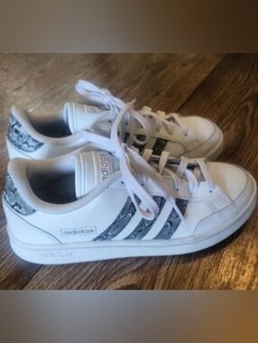 ADIDAS Grand Court SE White Gray Snake Print Women's Size 7 EUC!